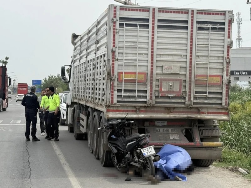 80 yaşlı motosiklet sürücüsü yük maşınının altında öldü
