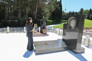 Омбудсмен посетила Аллею почетного захоронения