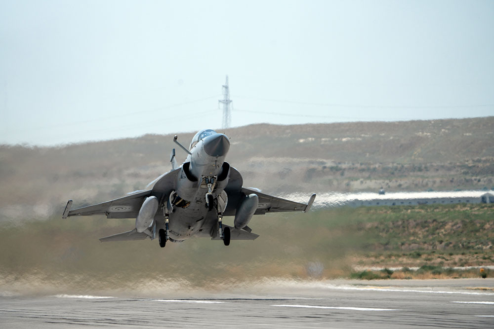 Азербайджан поднял в небо военные самолеты JF-17C
