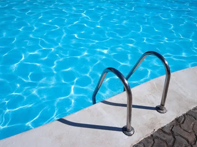 МЧС проводит спасательную операцию в Нардаране после инцидента с ребенком в бассейне