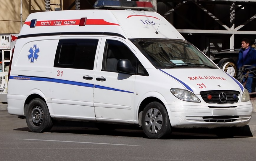 В Баку во дворе дома обнаружили тело мужчины