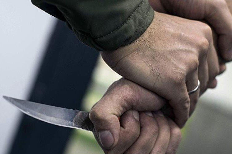 Poçtda 29 yaşlı gənc bıçaqlandı