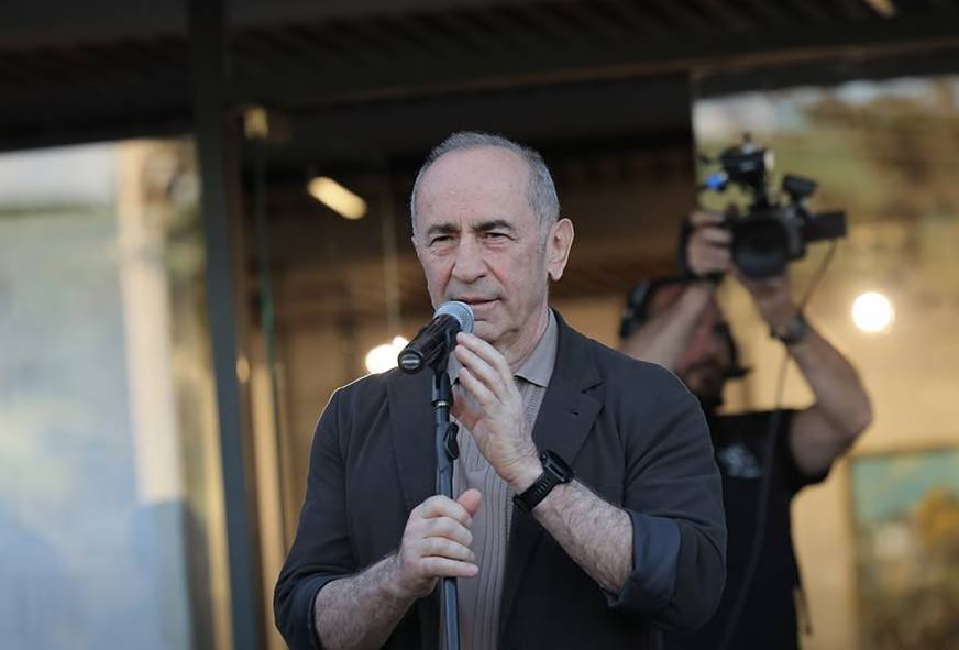 Ermənistanda Robert Köçəryanın həbs edilməsi məsələsi ilə bağlı məhkəmə iclası başlayıb
