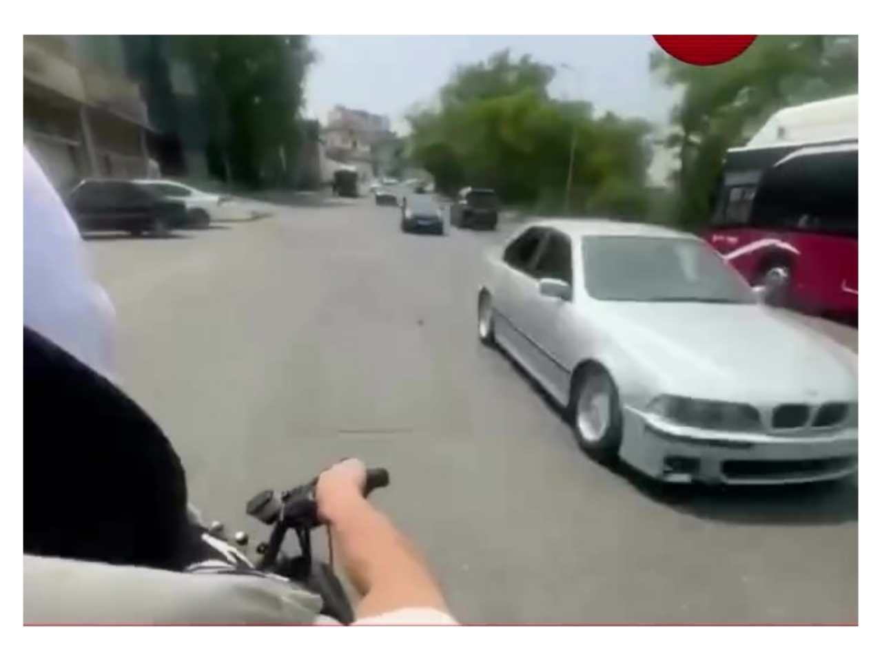 Motosiklet sürücüsü "TikTok" videosu üçün yolda təhlükə saçdı