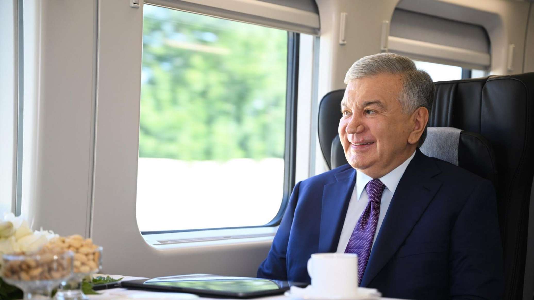 Президент Узбекистана проехал до Бекабада на новом электропоезде