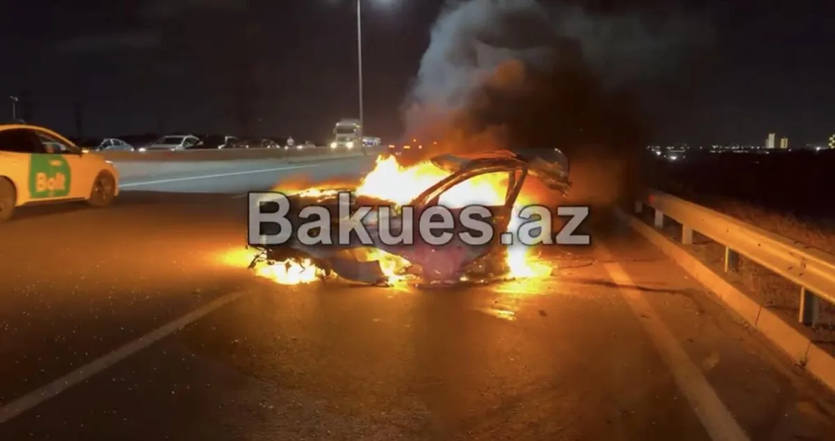 Автомобиль разорвало на две части в Баку