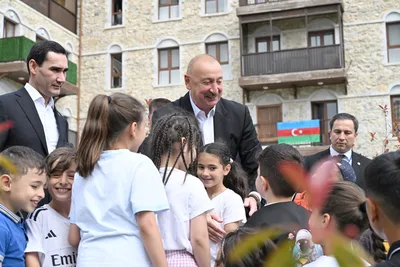 Ильхам Алиев и Сердар Бердымухамедов встретились с детьми в Шуше
