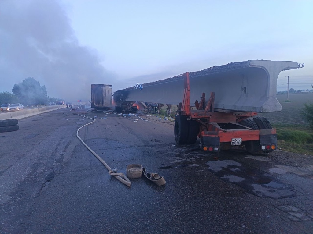 В Самаркандской области водитель уснул за рулем грузовика и спровоцировал ДТП с пожаром