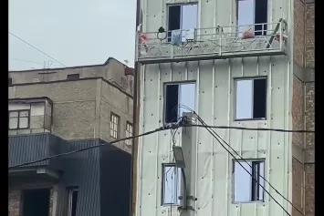 В Минстрое Кыргызстана отреагировали на видео о выбросе строительного мусора из окна строящегося многоэтажного здания