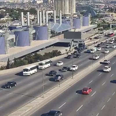 На ряде улиц и проспектов Баку затруднено движение транспорта
