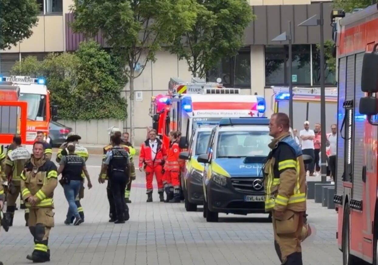 Almaniyanın ticarət mərkəzində bıçaqlı hücum olub