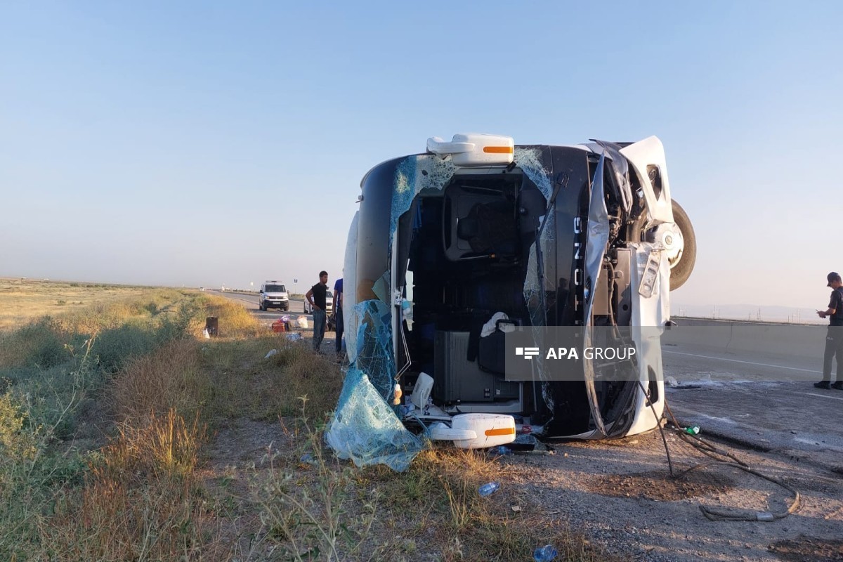 В Гаджигабуле опрокинулся автобус, пострадали более 30 пассажиров -ФОТО-ОБНОВЛЕНО