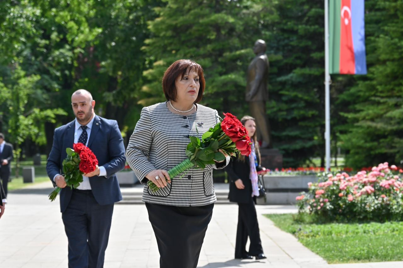 Milli Məclisin sədri Belqradda Ümummilli Lider Heydər Əliyevin abidəsini ziyarət edib