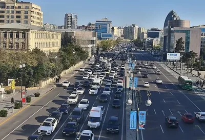 В Баку на ряде улиц и проспектов затруднено движение транспорта