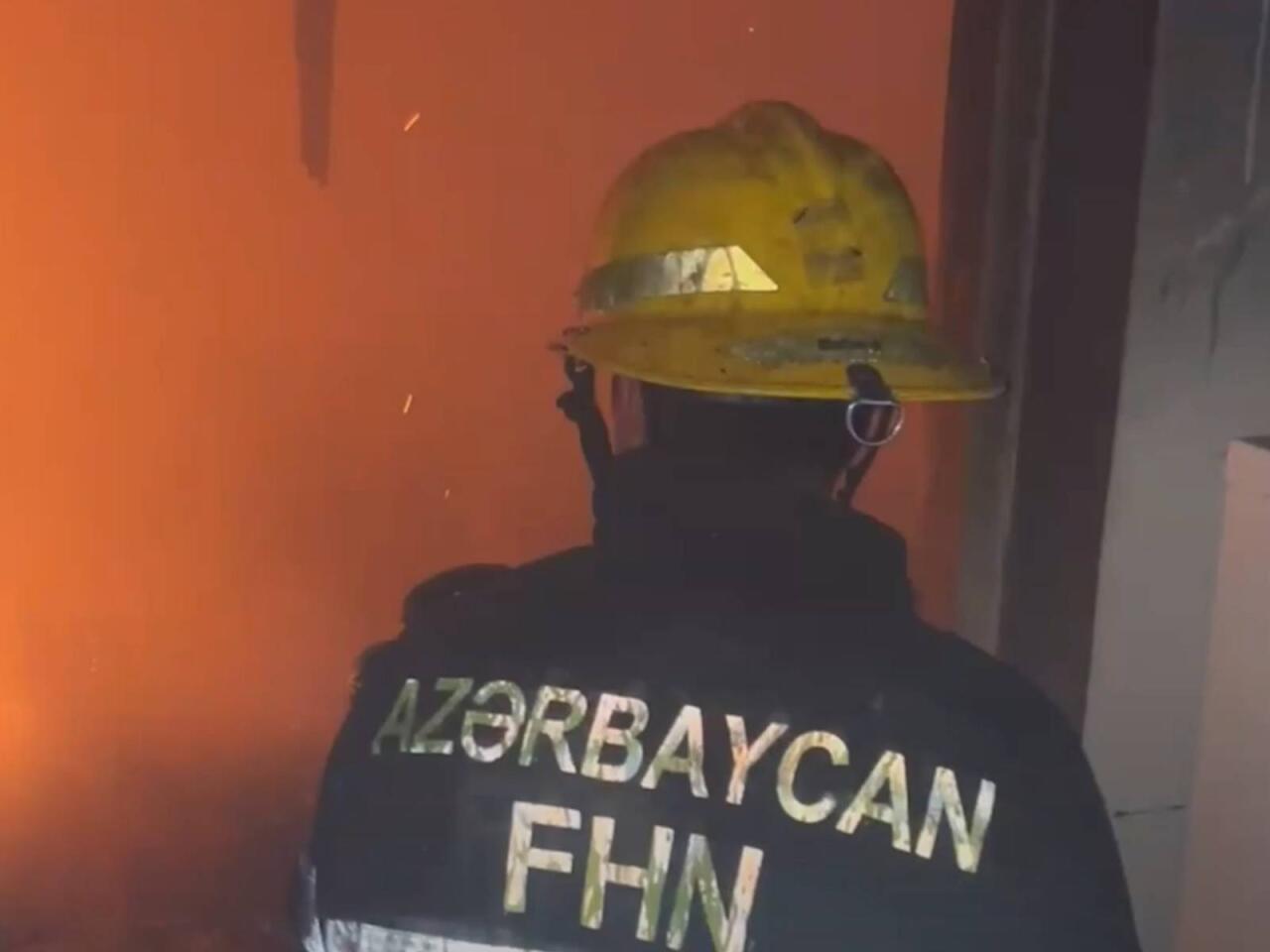 Sumqayıtda yaşayış binasında yanğın,