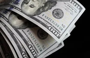 Жители Узбекистана продали банкам валюты почти вдвое больше, чем купили