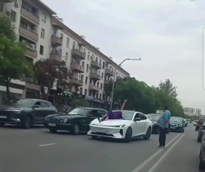 В Баку женщина перекрыла дорогу и легла на капот автомобиля
