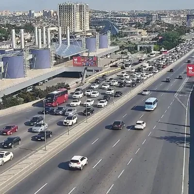 На ряде улиц и проспектов Баку затруднено движение транспорта