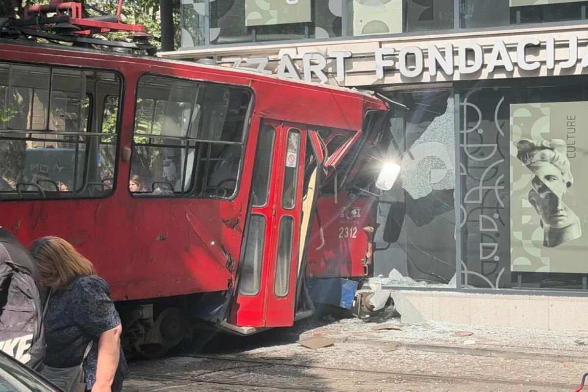 Serbiyada tramvay binaya çırpılıb