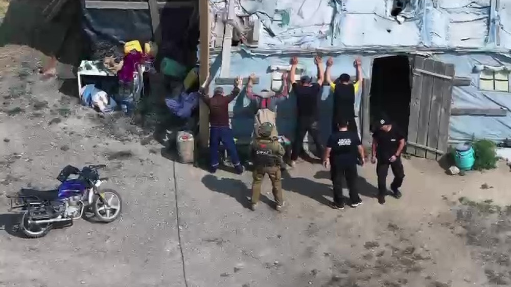 Золото в пакетах и десятки силовиков - видео масштабной спецоперации показало АФМ