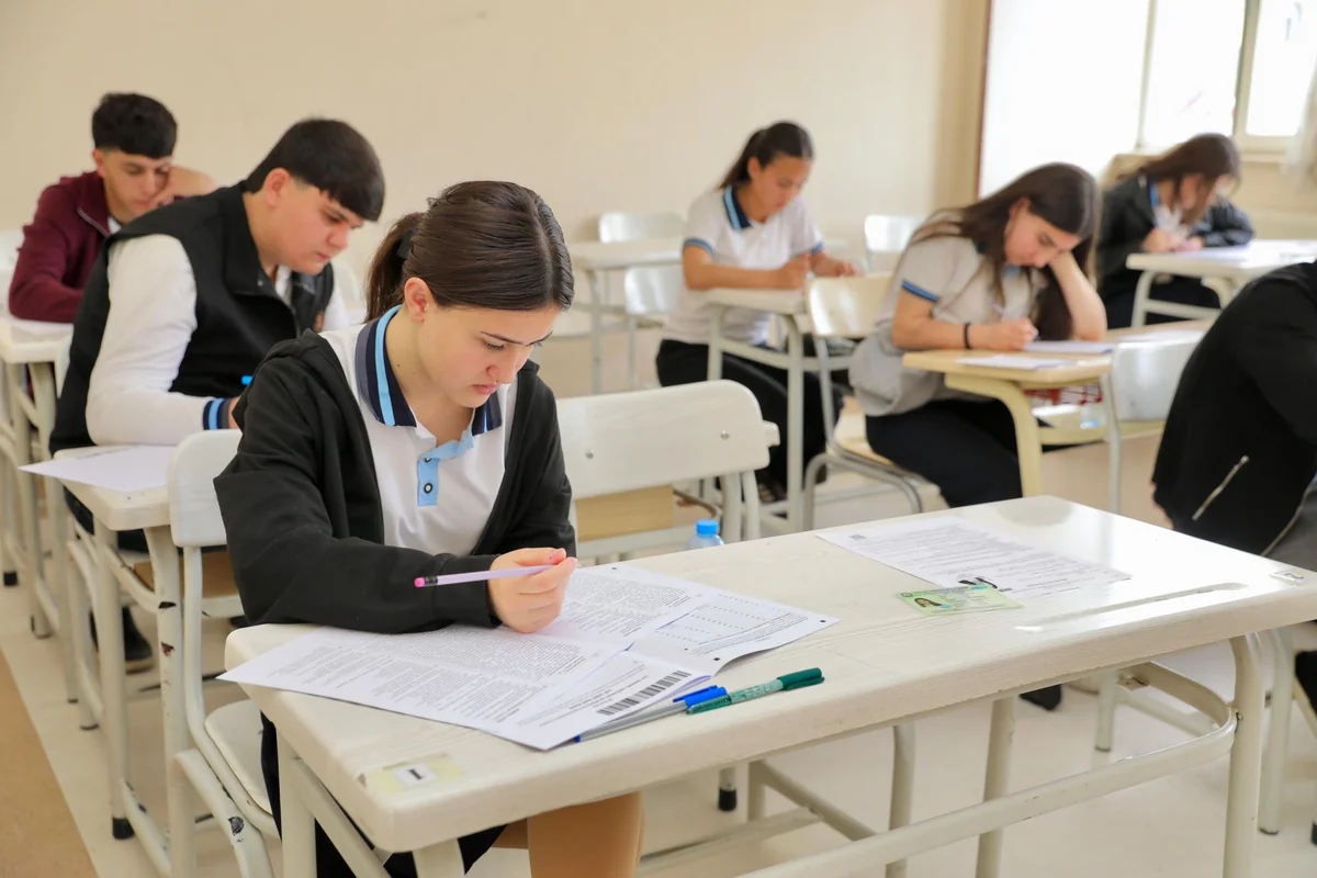 В Нахчыване состоялся выпускной экзамен для учащихся средних школ