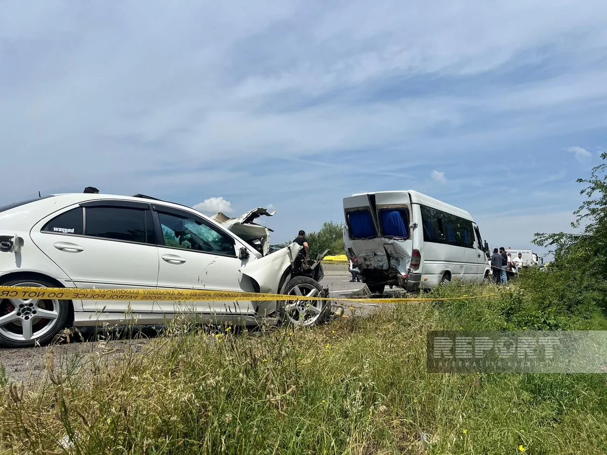 В Гардабани микроавтобус со школьниками попал в ДТП, один человек погиб