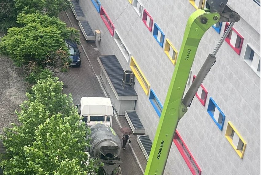 Жители улицы Коенкозова в Бишкеке жалуются на стройку с 5 утра и опасные условия