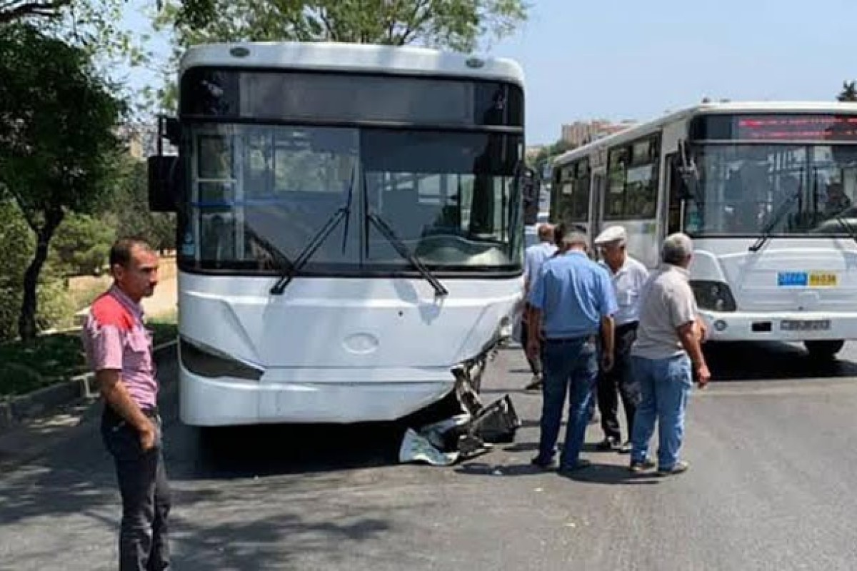 В Баку столкнулись пассажирские автобусы, 22 человека пострадали