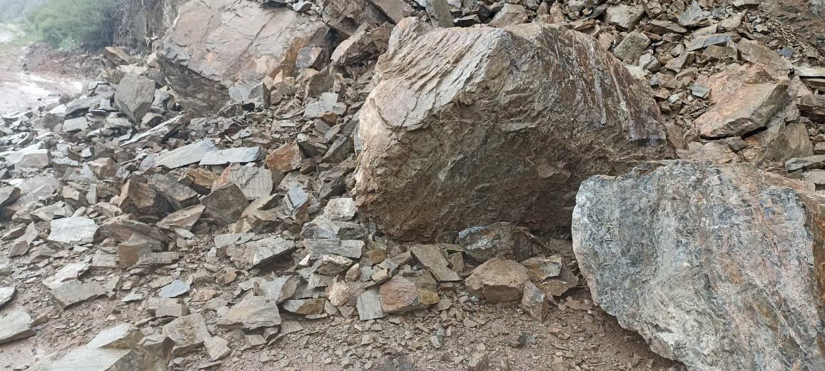 Трассу Бишкек — Нарын — Торугарт очистили от камней. Дорога открыта