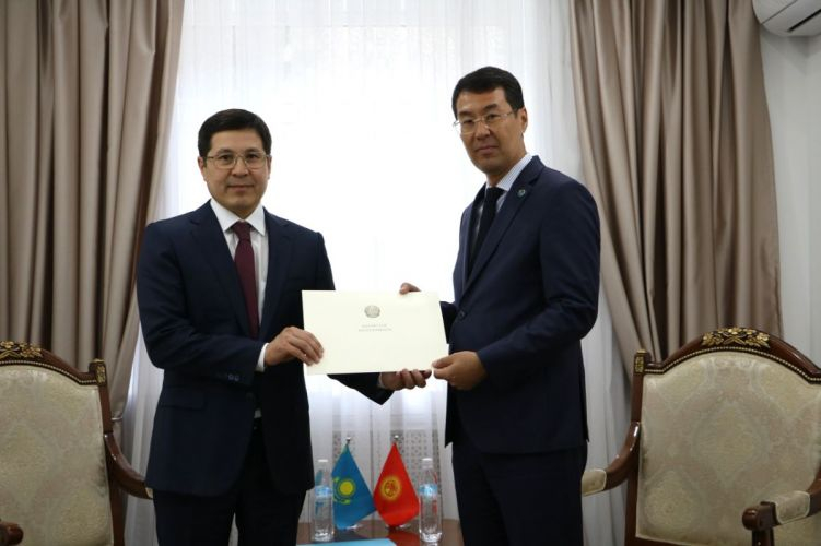 Новый посол Казахстана Абылкаир Скаков вручил копии верительных грамот в МИД Кыргызстана