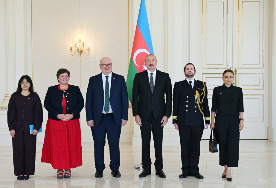 Президент Ильхам Алиев принял верительные грамоты новоназначенного посла Великобритании в Азербайджане (ФОТО)