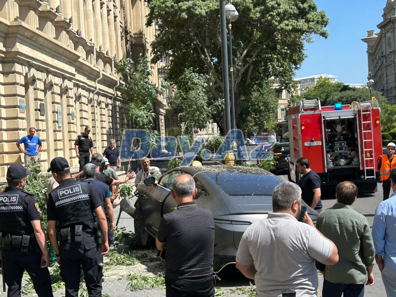 Автомобиль влетел в ограждение в центре Баку