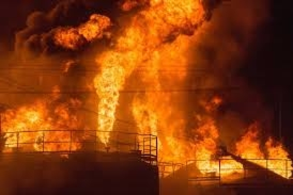 Танкеры с топливом горят в порту Мьянмы
