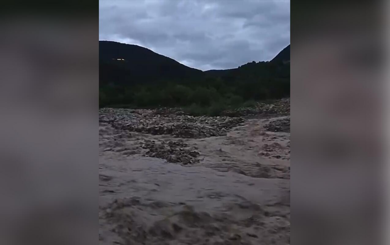 Şamaxıda Ağsu çayı daşdı - hərəkət iflic oldu