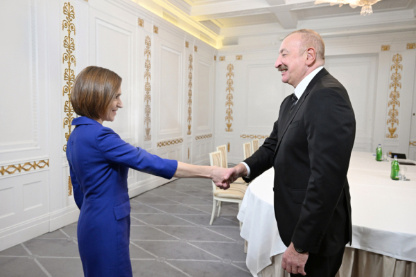 Алиев поздравляет Санду