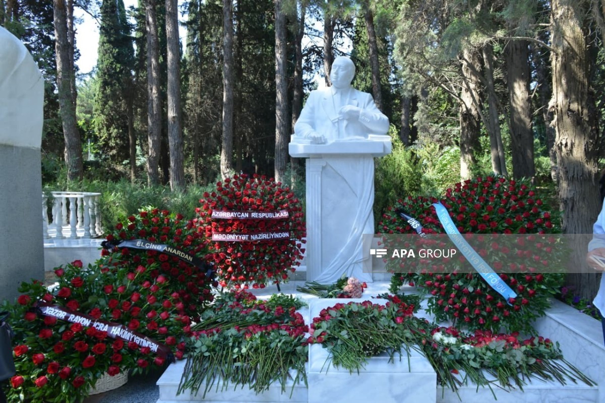На Аллее почета открыли надгробный памятник народному писателю Эльчину