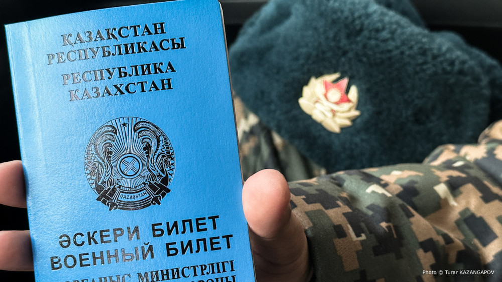 17-летние парни и некоторые женщины: в Казахстане заработал автоматический воинский учет