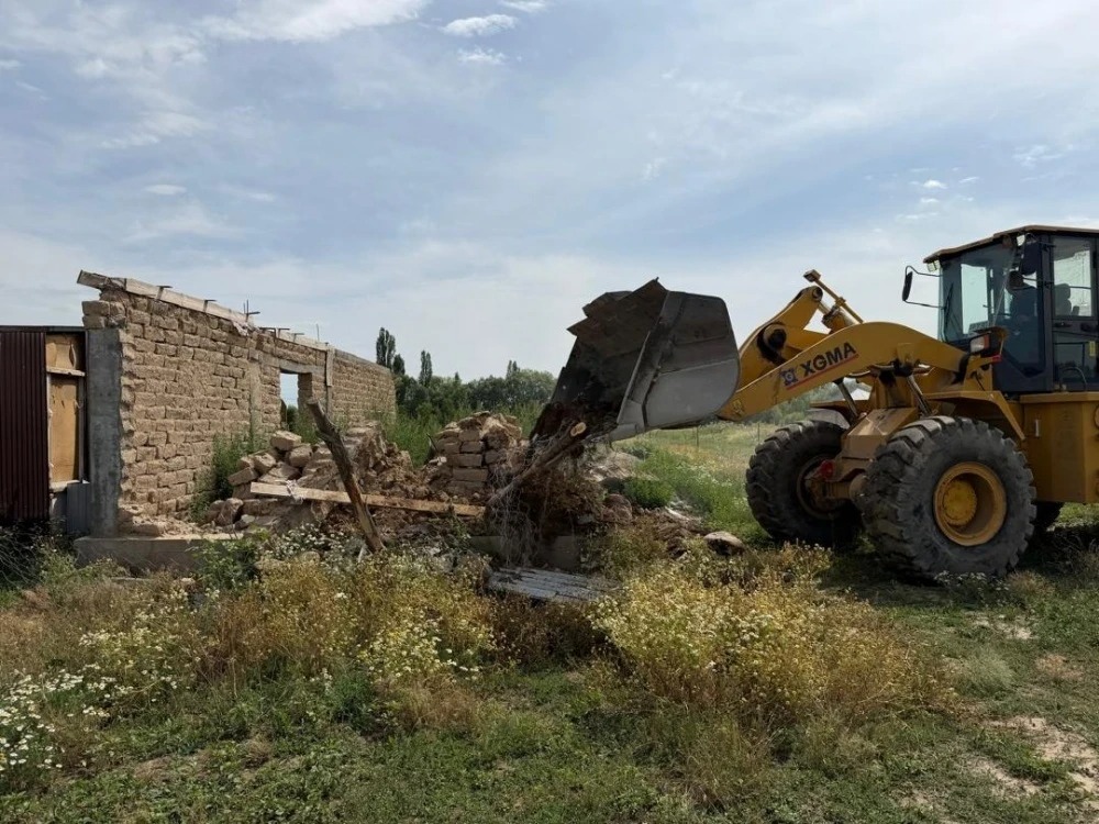 В Караколе незаконно построенный дом снесли по требованию прокуратуры