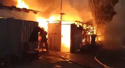 В Баку загорелась постройка, обнаружено тело 36-летнего мужчины