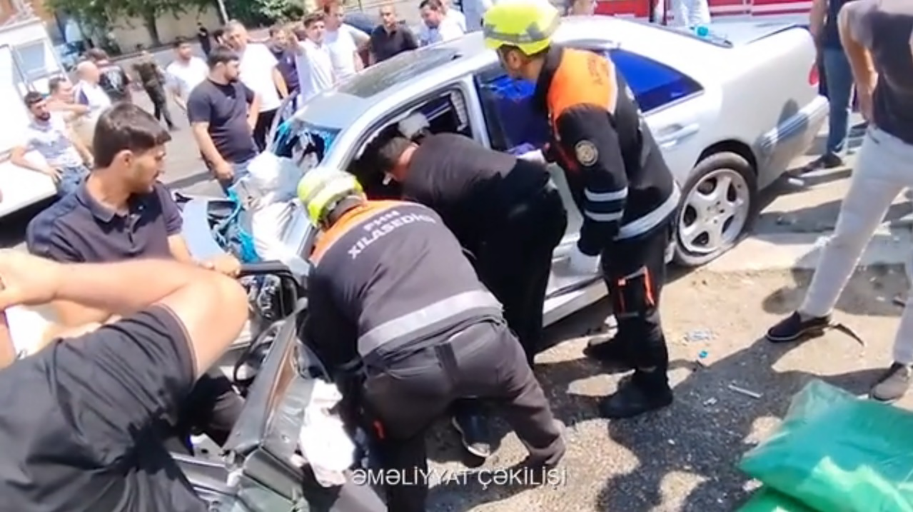 В Баку столкнулись Mercedes и Range Rover