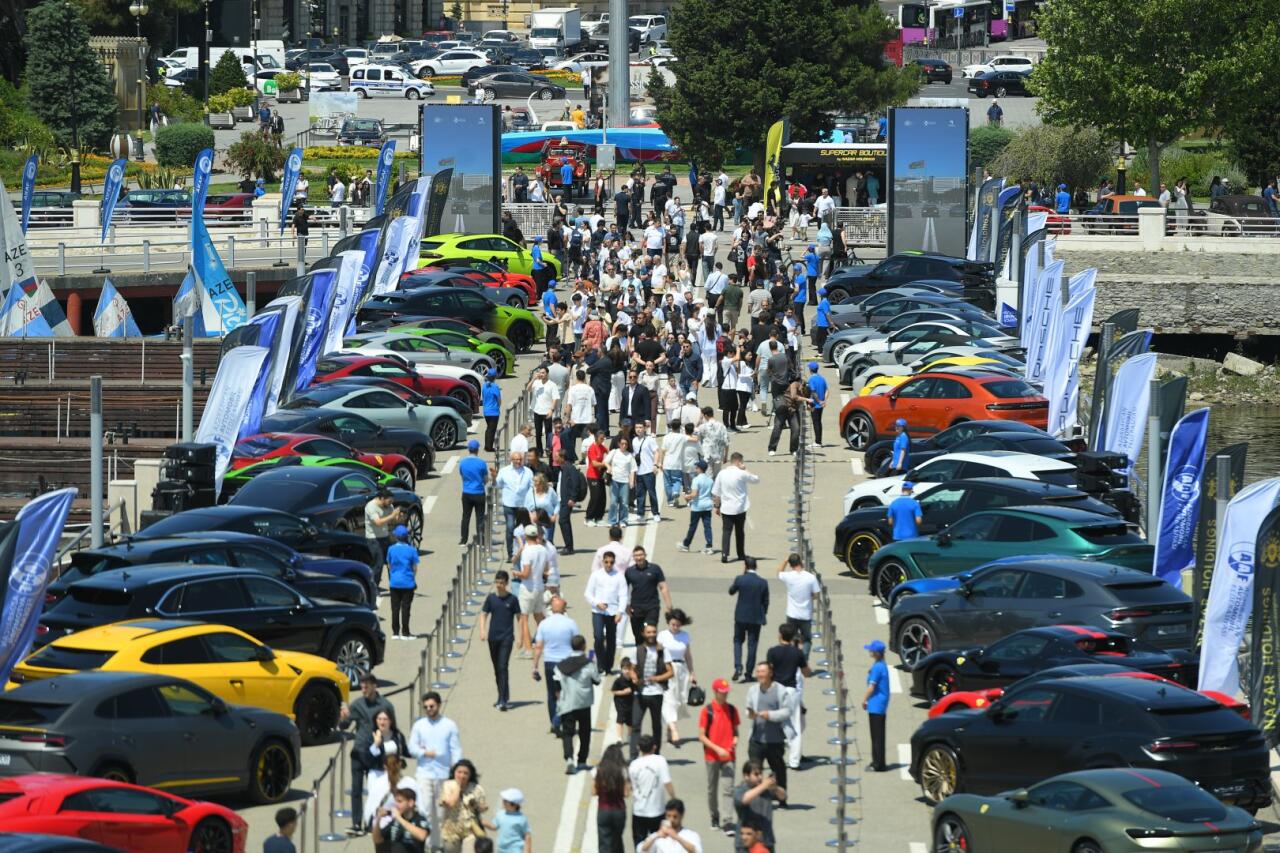 В Баку завершился первый день Фестиваля классических и скоростных автомобилей