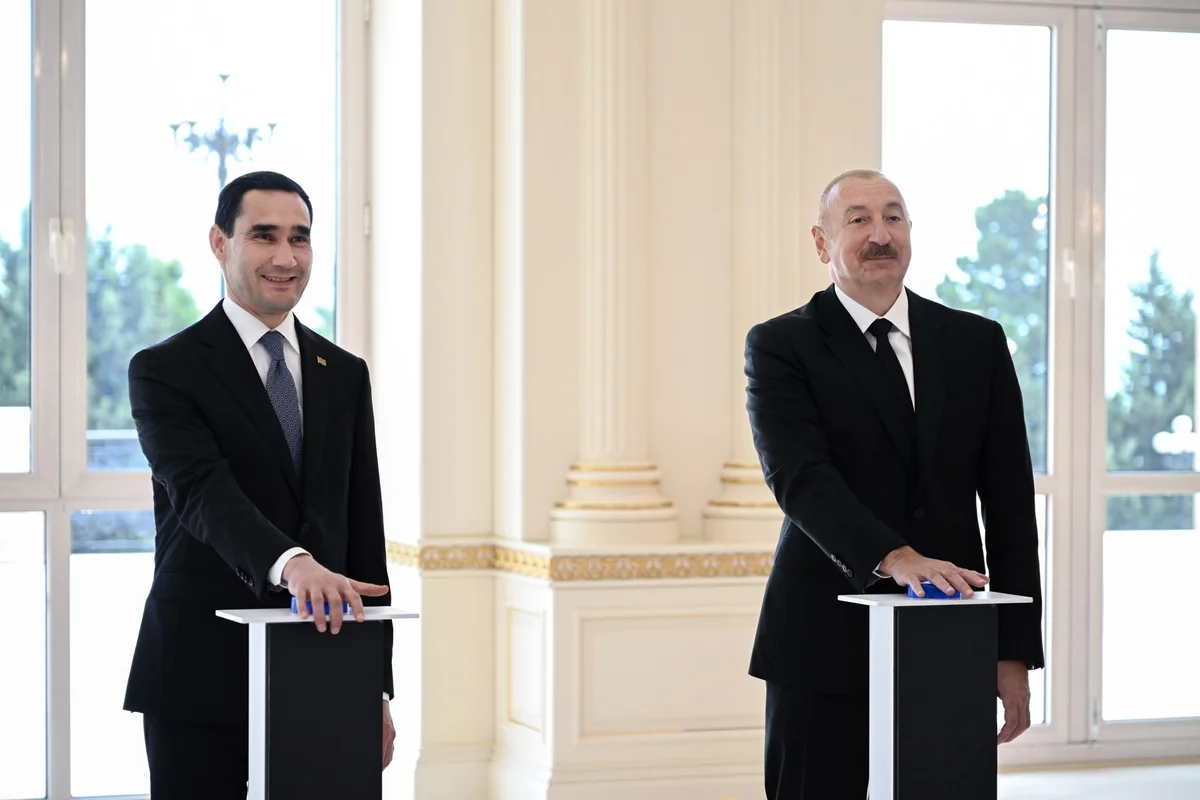 Азербайджан передал в дар Туркменистану танкер