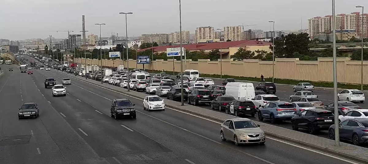 В Баку на ряде улиц и проспектов затруднено движение транспорта
