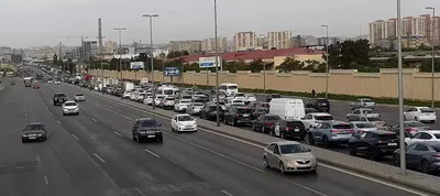 В Баку на ряде улиц и проспектов затруднено движение транспорта