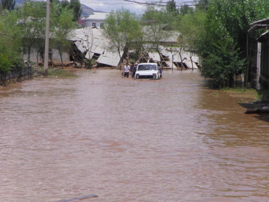 От подтоплений пострадали 12 тысяч домов. В Кыргызстане меняют Водный кодекс