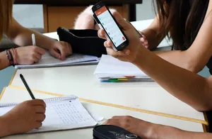 Çexiyada bağça və məktəblərdə uşaqların telefondan istifadəsi qadağan edilib