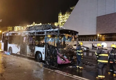 В центре Баку сгорел пассажирский автобус