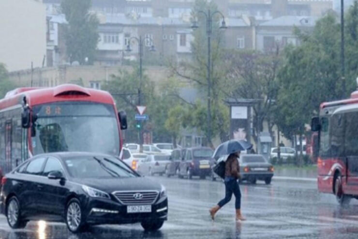Bakıda yağışdan sonra yaranan gölməçə probleminə çarə