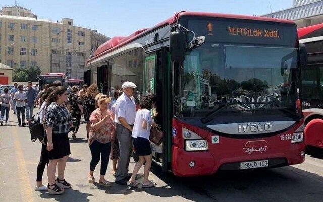 Azyaşlının ayağı avtobusun qapısında qaldı