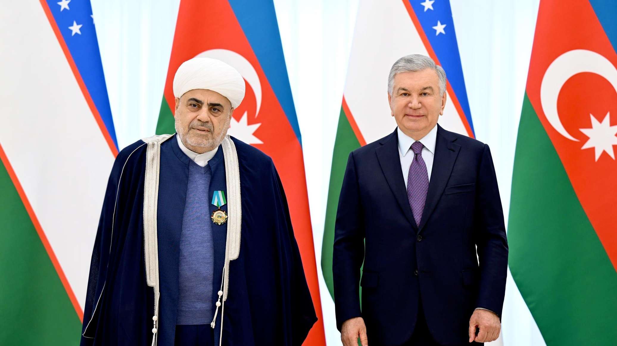 Шавкат Мирзиёев наградил шейх-уль-ислама Аллахшукюра Пашазаде орденом "Эл-юрт ҳурмати"